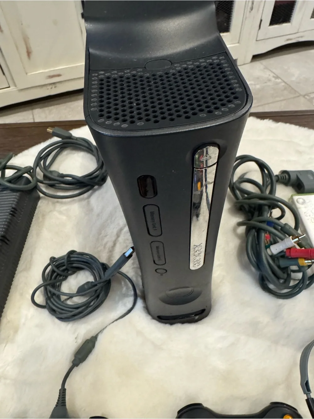 Microsoft xbox360 Console Bundle in Black with Two Wireless Controllers 2 games